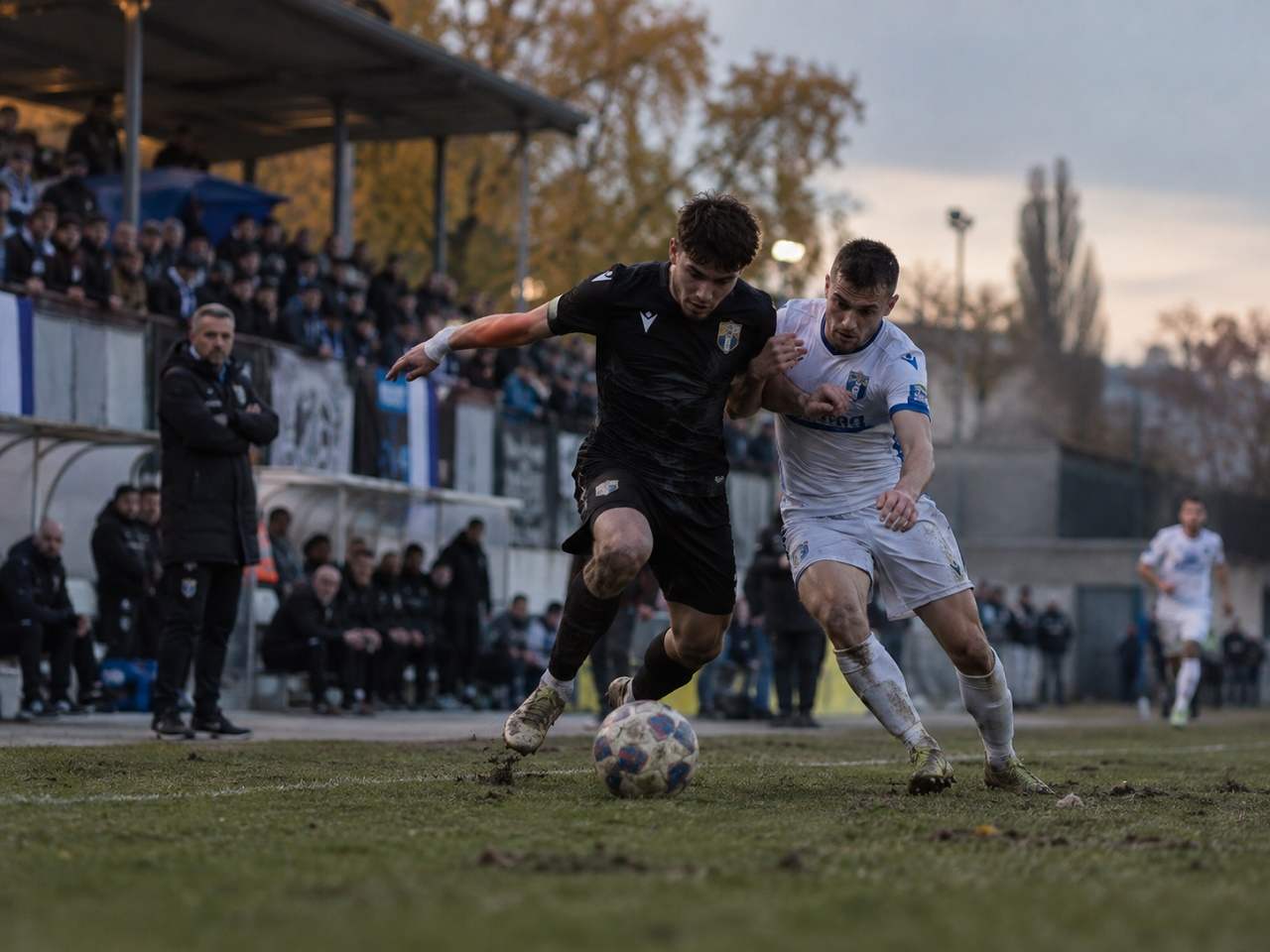 Echipa națională a Moldovei în meciurile din Liga Națiunilo Fotbaliști disputând mingea în timpul unui meci oficial de fotbal